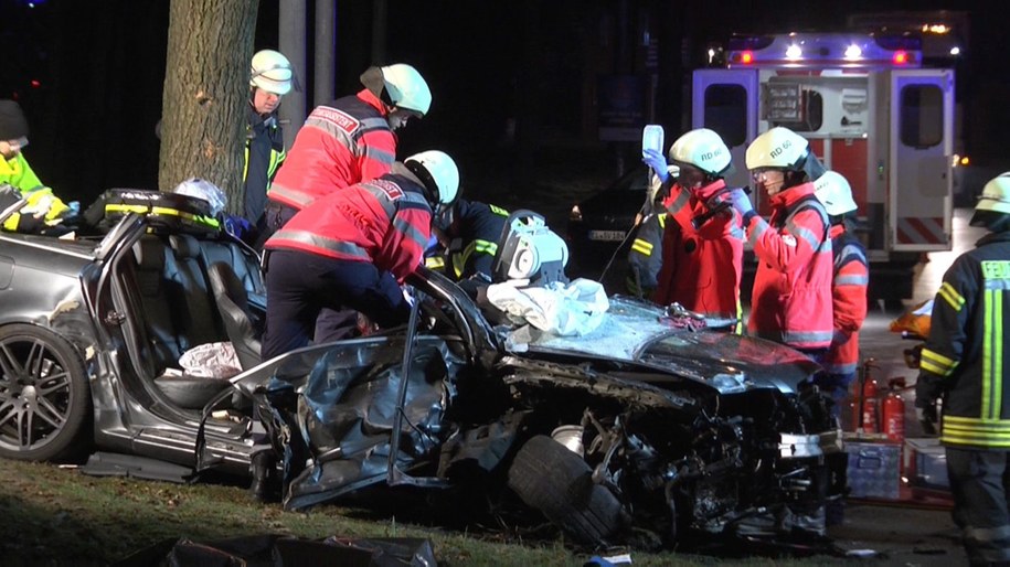 Audi sprawców wpadło w poślizg i ostatecznie rozbiło się o drzewo /Nord-West-Media Tv /PAP/EPA