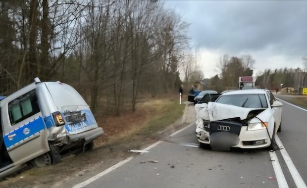 Audi uderzyło w tył radiowozu. Ranni policjanci 