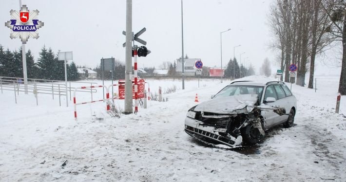 Audi wjechało pod pociąg /Informacja prasowa