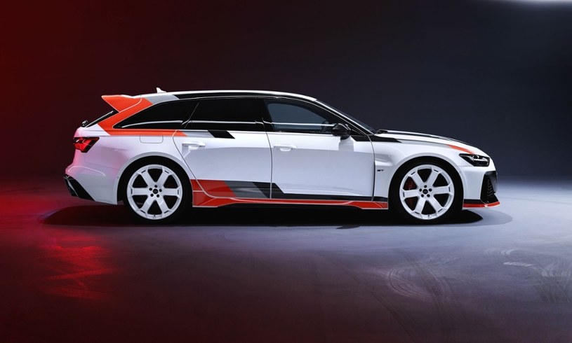 Audi wraca uwagę, że RS 6 Avant GT wyróżnia się brakiem relingów dachowych. /materiały prasowe