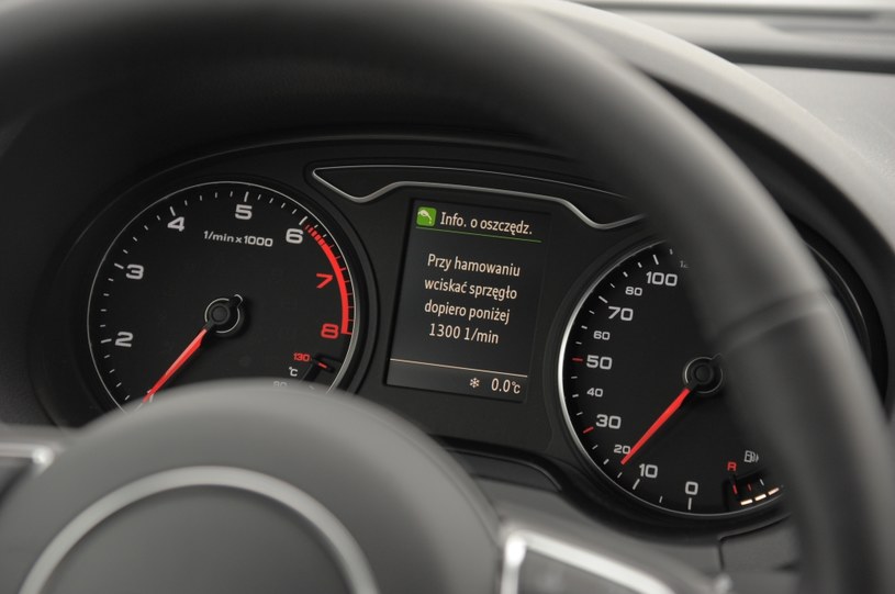 Audi wymusza oszczędne prowadzenie, nauczając kierowcę zasad eco drivingu. Na ekranie wskazówka na temat wciskania sprzęgła. /Motor