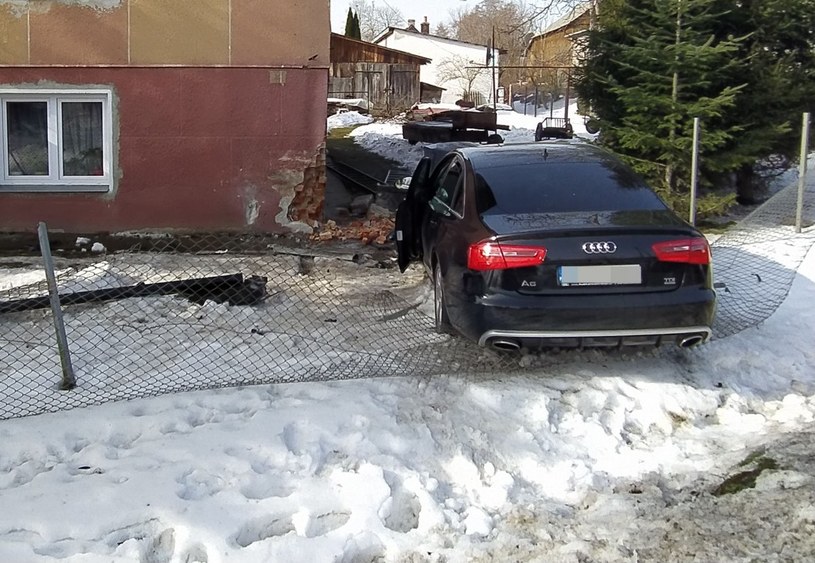Audi zatrzymało się dopiero na budynku /Policja