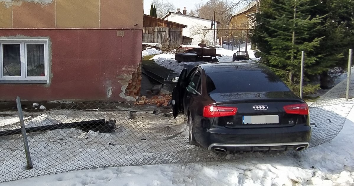 Audi zatrzymało się dopiero na budynku /Policja