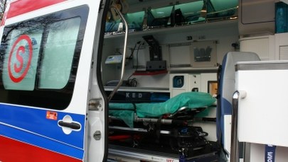 Audi zderzyło się z autokarem. Cztery osoby ranne