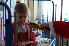 Audiobooki "Trzy Świniki" dla najmłodszych ze szpitala dziecięcego w Warszawie