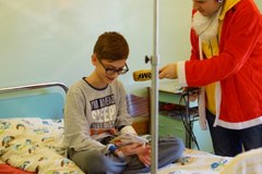 Audiobooki "Trzy Świniki" dla najmłodszych ze szpitala dziecięcego w Warszawie