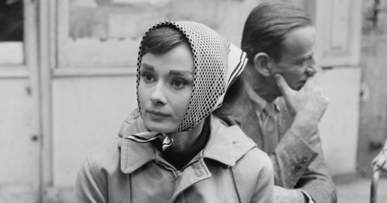 Audrey Hepburn była wielką fanką chust gawroszek. Nosiła je zarówno na ekranie, jak i poza nim /Graphic House/Archive Photos/Getty Images /materiał zewnętrzny