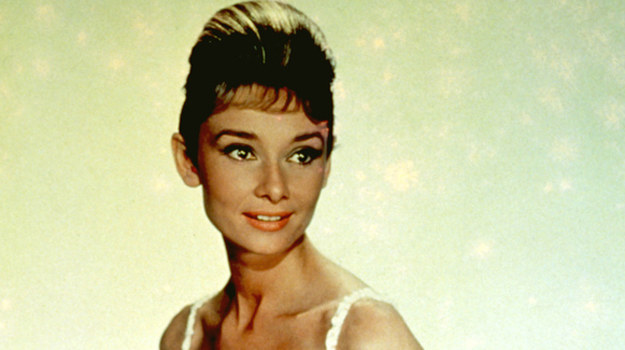 Audrey już za życia była legendą Audrey Hepburn zachwycała widzów urodą, wdziękiem, talentem, elegancją i dobrocią. W 1967 r. porzuciła karierę aktorską, decydując się występować sporadycznie, i poświęciła się pracy humanitarnej. /fot /AKPA