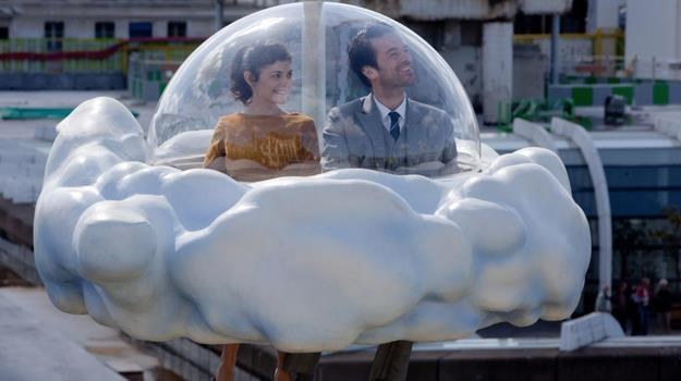 Audrey Tautou i Romain Duris w scenie z filmu "Dziewczyna z lilią" /materiały dystrybutora