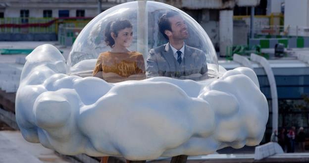 Audrey Tautou i Romain Duris w scenie z filmu "Dziewczyna z lilią" /materiały dystrybutora