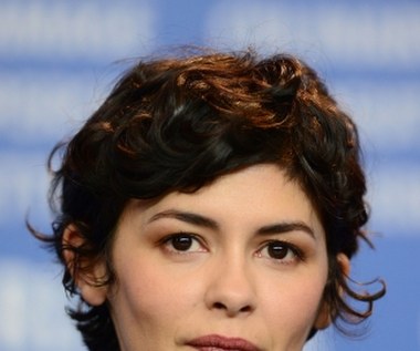 Audrey Tautou nie chce iść w ślady Marion Cotillard, laureatki Oscara za rolę w filmie "Niczego nie żałuję - Edith Piaf", która robi teraz karierę w Hollywood.

"Jeśli chce się zbudować karierę w Hollywood, trzeba się tam przeprowadzić, a dla Francuza... Byłabym z dala od rodziny i przyjaciół. Kino to moja pasja. Podziwiam amerykańskich reżyserów i kocham filmy amerykańskie, lecz moje życie i prywatność jest również czymś bardzo ważnym, a moja ambicja nie jest na tyle duża, aby z niego zrezygnować" - mówi aktorka.

Tautou porównała Hollywood do ekskluzywnego sklepu, w którym produktami są gwiazdy filmowe.

"W Hollywood bardzo ważny jest marketing, biznes i marka. Ludzie patrzą tam na każdy pojedynczy milimetr twojego ciała i na to, co nosisz. To ogromna presja. Niektórzy to lubią, ale nie ja" - wyznała.


 

 