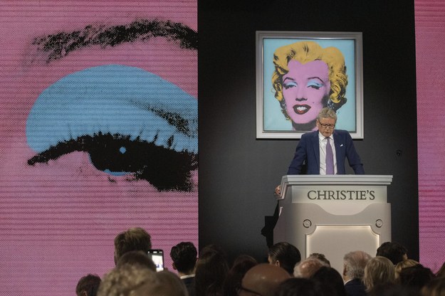 Aukcja „Shot Sage Blue Marilyn” Andy'ego Warhola podczas wieczornej wyprzedaży dzieł z Kolekcji Thomasa i Doris Ammanów w Christie's Auction House w Nowym Jorku /SARAH YENESEL /PAP/EPA