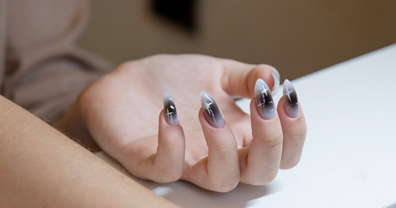 Aura nails to trend, o którym musisz wiedzieć. Odkryj wyjątkowy manicure na zimę /123RF/PICSEL