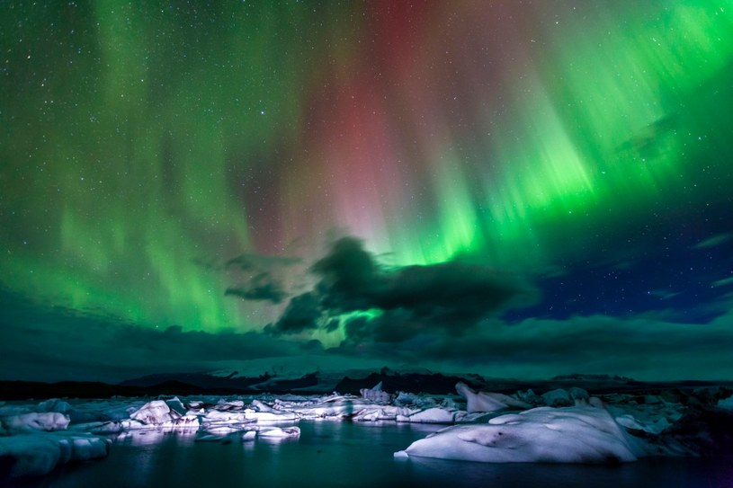 Aurora borealis, czyli zorza polarna nad Islandią /123RF/PICSEL