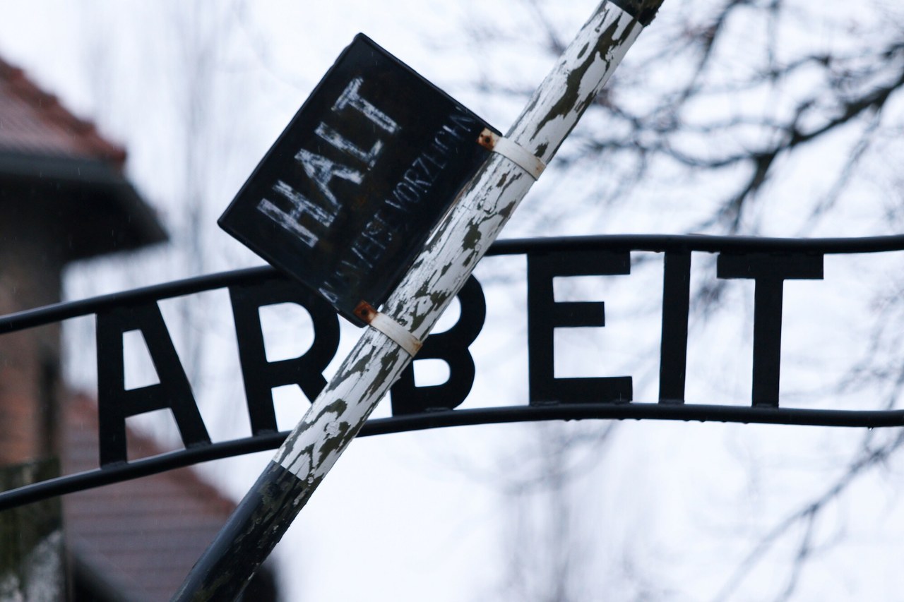 Auschwitz w popularnych powieściach. Ile prawdy, a ile uproszczeń i bzdur?