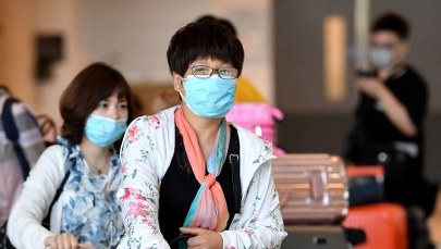 Australijczycy izolowani na wyspie, Amerykanie w hangarze. Kolejne kraje ewakuują obywateli z Chin