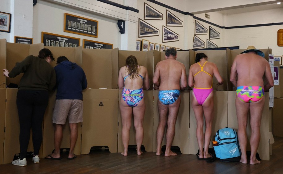 Australijczycy oddają głosy w wyborach parlamentarnych w lokalu wyborczym przy plaży Bondi w Sydney. /David Gray /East News/AFP