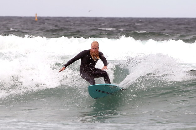 Australijczyk Blake Johnston na desce surfingowej /JANE DEMPSTER /PAP/EPA