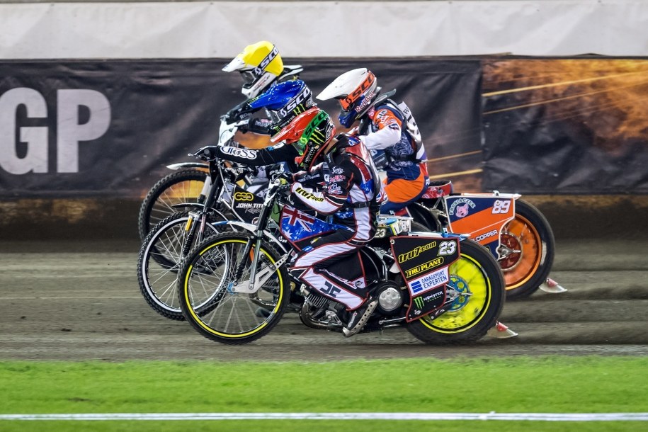 Australijczyk Chris Holder (kask czerwony), Brytyjczyk Tai Woffinden (niebieski), Rosjanin Emil Sajfutdinow (biały) i Polak Daniel Kaczmarek (żółłty) /Tytus Żmijewski /PAP