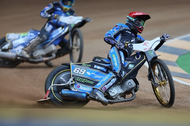 Australijczyk Jason Doyle (kask czerwony) w biegu finałowym podczas zawodów żużlowych Grand Prix Polski na stadionie PGE Narodowym w Warszawie /Leszek Szymański /PAP