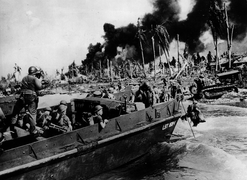 Australijscy żołnierze lądują na Borneo w 1945 roku /Getty Images/Flash Press Media