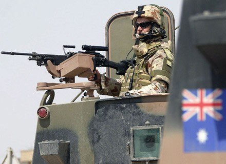 Australijska armia wie, jak przyciągnąć poborowych :) /AFP