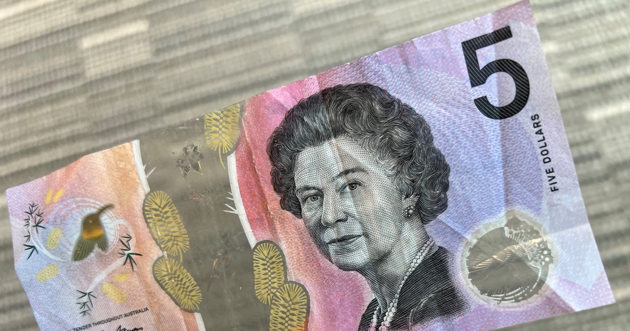 Australijski banknot pięciodolarowy z wizerunkiem zmarłej królowej Elżbiety II /MLADEN ANTONOV /AFP