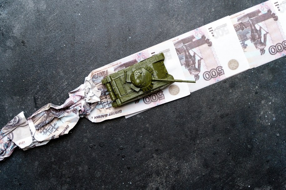 Austria blokuje 19. pakiet sankcji UE przeciw Rosji. Spór o aktywa i bank Raiffeisen /Shutterstock