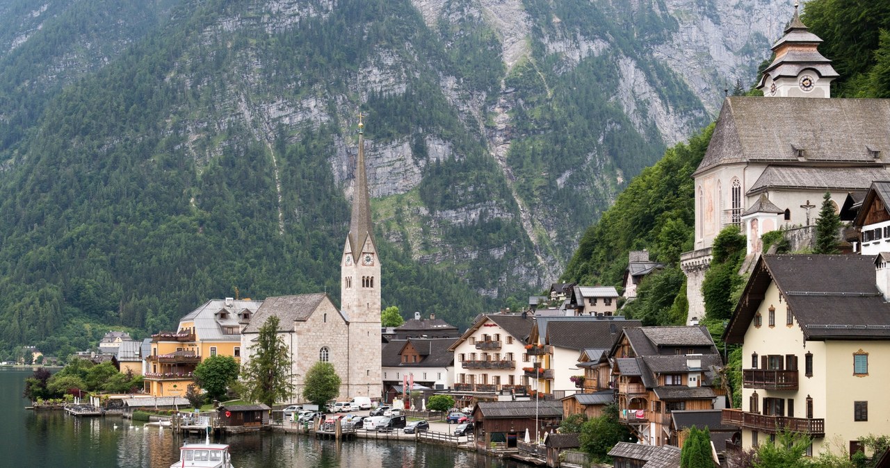 Austria to nie tylko Wiedeń, ale również mniejsze, urokliwe miasteczka. Na zdjęciu Hallstatt - jedna z perełek Europy /Pixel