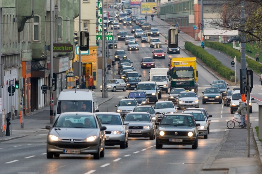 Austria wprowadza nowe zasady dla kierowców. Kamery na wjazdach do miast i kary do 2200 euro! /Shutterstock