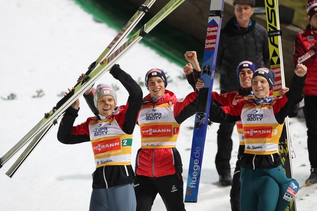 Austriacy - od lewej: Daniel Huber, Phillip Aschenwald, Stefan Kraft i Jan Hoerl - cieszą się zwycięstwa w konkursie drużynowym Pucharu Świata w Wiśle / 	Grzegorz Momot    /PAP
