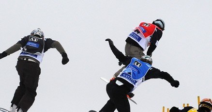 Austriak Mario Fuchs (najwyżej w środku) na trasie. Bad Gastein, 13 stycznia 2008 /AFP