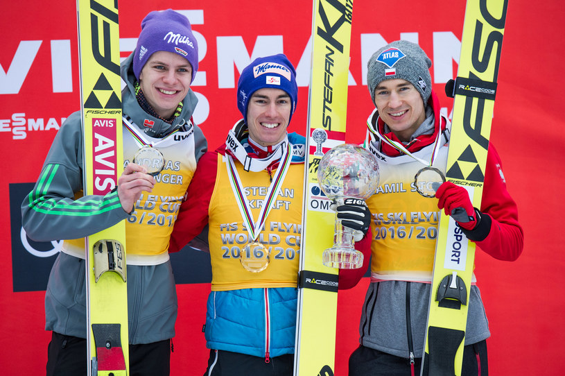 Austriak Stefan Kraft (w środku), Andreas Wellinger (z lewej) i Kamil Stoch /Fot. Jakub Gruca /Newspix