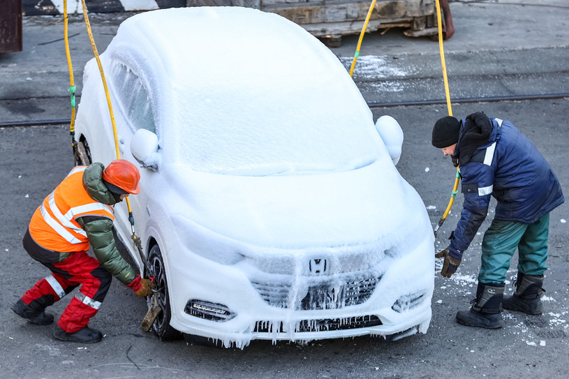 Auta były pokryte cienką warstwą lodu, pochodzącego z rozbryzgów wody na otwartym morzu /Yuri Smityuk/TASS /Getty Images