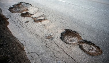 Auta elektryczne niszczą drogi szybciej niż spalinowe. Zostaną opodatkowane