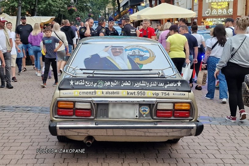 Auta na Krupówkach i Dolinie Chochołowskiej. Policja w Zakopanem pisze po arabsku