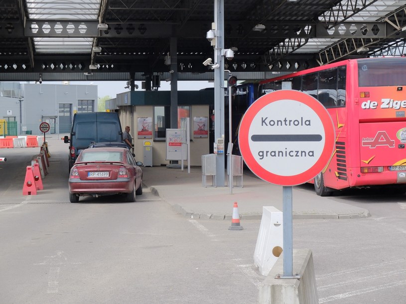 Auta na polskich tablicach muszą regularnie pokonywać granicę /Kamil Krukiewicz /Reporter