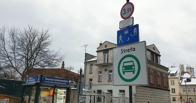 Auta spalinowe mogą być bezużyteczne już za 3 lata? Wszystko w rękach radnych! /INTERIA.PL