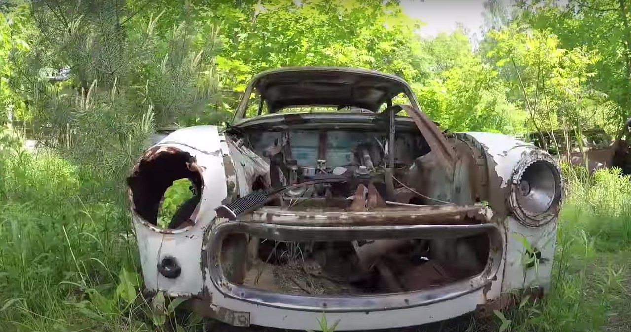 Auta w ciągu kilkudziesięciu lat zostały rozmontowane i rozkradzione /Zrzut ekranu/Cmentarzysko samochodów - Grodzisk Mazowiecki Urbex |Urban Exploration| /YouTube
