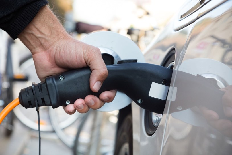 Auta z napędem elektrycznym zasilane są energią pochodzącą z akumulatorów, które wcześniej są ładowane przy użyciu typowego dla określonego modelu gniazda. Napełnienie akumulatorów trwa średnio 6 godzin, a koszt zużycia energii to około 7 złotych na 100 km przejechanej trasy /123RF/PICSEL