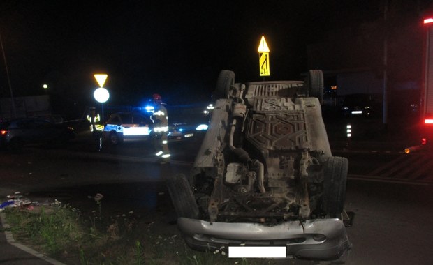 ​Autem przejechała przez środek ronda. Potem dachowała