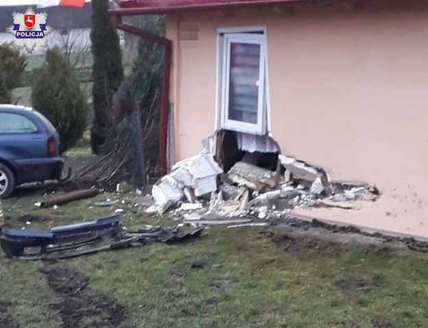 Autem wbił się w dom /KPP Hrubieszów /Policja