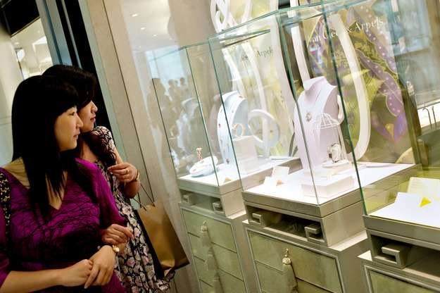 Autentyczność i tradycja są dla chińskich nabywców dóbr luksusowych są bardzo ważne /AFP