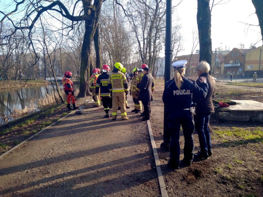 Auto 55-latki stoczyło się do stawu /Policja