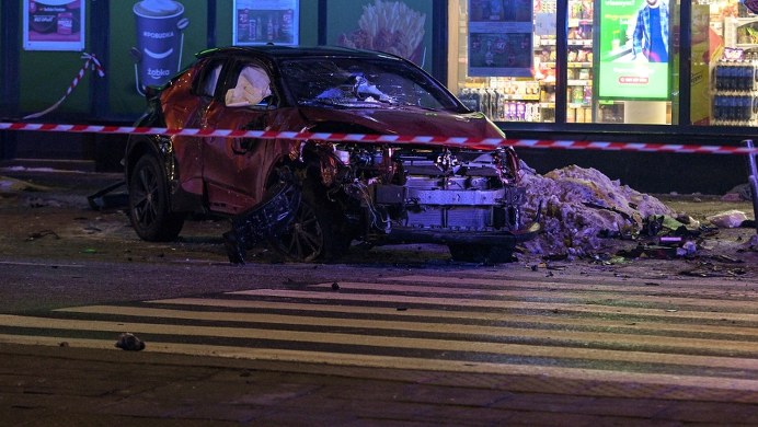 Auto dachowało i uderzyło w pieszych. 4-latek wśród rannych