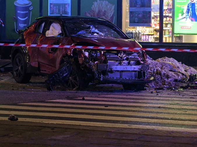 Auto dachowało i uderzyło w pieszych. 4-latek wśród rannych