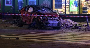 Auto dachowało i uderzyło w pieszych. 5-latek nie żyje