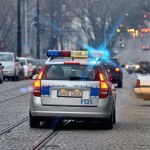 Auto dachowało. Kierowca i pasażerowie porzucili je na torowisku