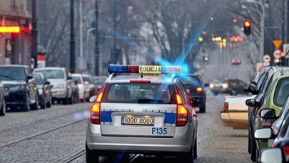 Auto dachowało. Kierowca i pasażerowie porzucili je na torowisku