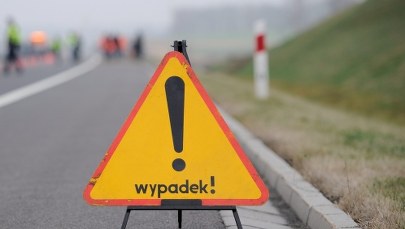 Auto dachowało na A4. Cztery osoby są poszkodowane